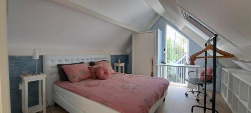 a bedroom with a bed with pink pillows on it at Vakantiehuis met sauna, omheinde tuin & nabij strand VP087 in Bruinisse