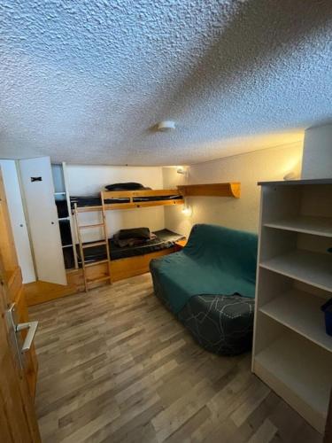 Cette petite chambre comprend un lit et une étagère. dans l'établissement Résidence Aiguille Grive 1 - Appartement duplex · Proche des pistes · Balcon MAE-2871, à Arc 1800