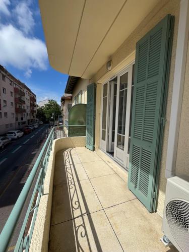 - un balcon avec volets verts dans un bâtiment dans l'établissement Appartement Cagne-sur-Mer, à Cagnes-sur-Mer