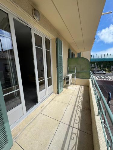 Il dispose d'un balcon. dans l'établissement Appartement Cagne-sur-Mer, à Cagnes-sur-Mer
