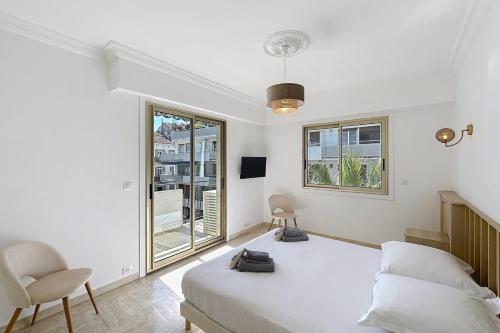 Wide and sunny 3 BR 2 Baths heart of Cannes gorgeous terrace city ctr