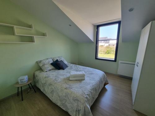 une petite chambre avec un lit et une fenêtre dans l'établissement maison moderne avec piscine, à Piriac-sur-Mer