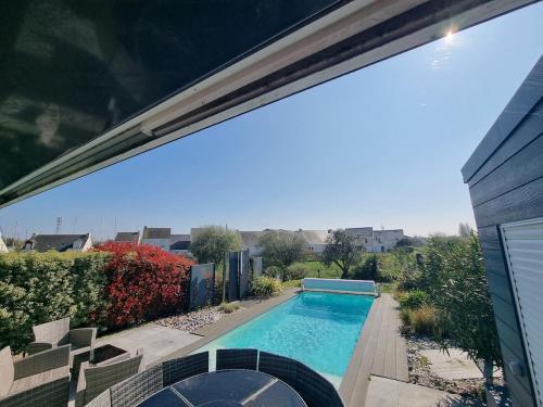 une piscine dans l'arrière-cour d'une maison dans l'établissement maison moderne avec piscine, à Piriac-sur-Mer
