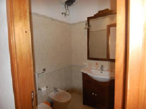 リーパリにあるItaliacomodaのバスルーム(洗面台、鏡付)