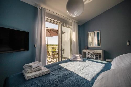 Un pat sau paturi într-o cameră la Family Oasis Belladonna