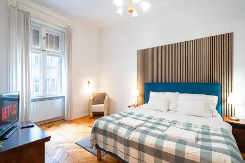 Posteľ alebo postele v izbe v ubytovaní Beautiful Spacious Three-Room Suite Close to Buda Castle