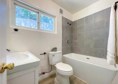 Un baño de Hillside-This is a House with 5 master suite