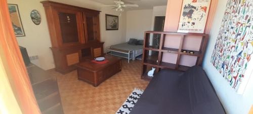 d'un salon avec une table. dans l'établissement Studio 46E, Héliopolis au village naturiste, au Cap d'Agde