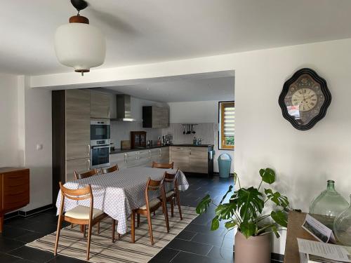 Photo de la galerie de l'établissement Het Oude Stadhuis, maison flamande avec jardin située entre Lille and Dunkerque, à Eecke