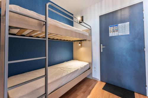 une chambre avec deux lits superposés dans l'établissement Résidence Les Terrasses Du Soleil D'or - Studio 4 personnes au coeur des Orres 1800 MAE-4581, aux Orres