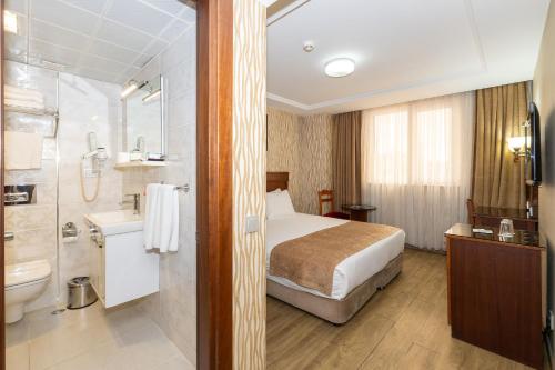 A bathroom at Askoc Hotel & SPA