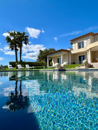 une piscine devant une maison dans l'établissement Villa ALFALINE, à Port Grimaud