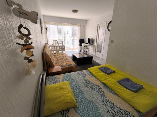 une chambre avec un lit et un salon dans l'établissement Charme de la Mer, à Antibes