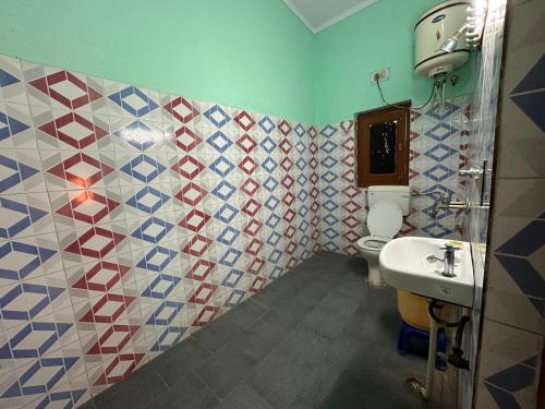 une salle de bain avec toilettes et lavabo dans l'établissement Six seasons resort Jim Corbet, à Kālādhūngi