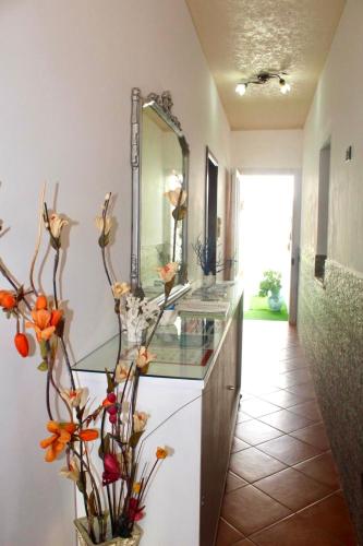un bagno con lavandino e specchio di Il Cortile a San Vito lo Capo