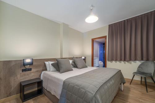 Ένα ή περισσότερα κρεβάτια σε δωμάτιο στο Hotel Montmar