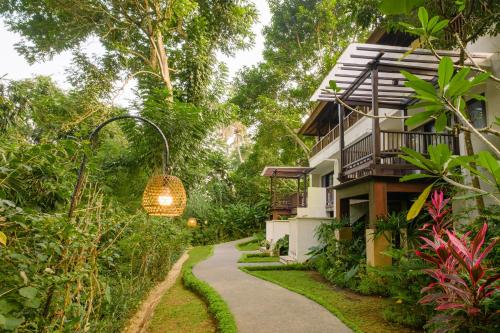 Κήπος έξω από το BeingSattvaa Luxury Ubud