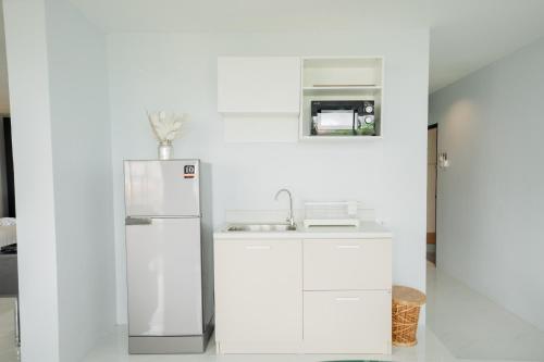 Dapur atau dapur kecil di Club Bamboo Boutique Patong Beach Resort