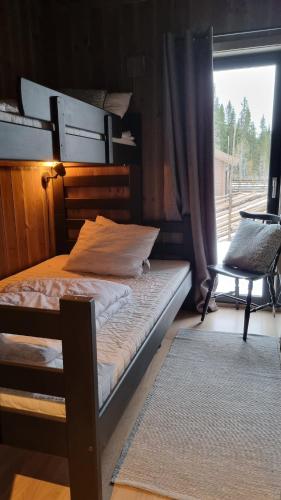 a bedroom with a bunk bed and a window at Cabin Lillehammer, Nordseter, Sjusjøen in Lillehammer