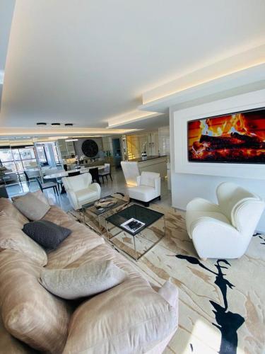 GRAY D ALBION Residence
