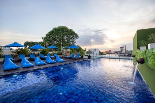 Bazén v ubytování J4 Hotels Legian nebo v jeho okolí