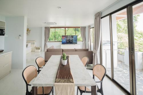 Televisyen dan/atau pusat hiburan di Club Bamboo Boutique Patong Beach Resort