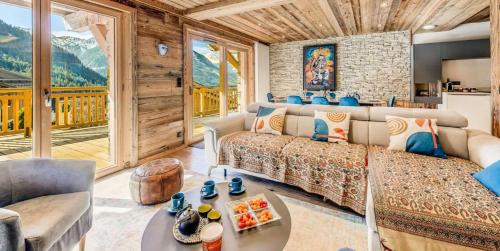un salon avec un canapé et une table dans l'établissement Résidence Le Palais Des Dodes - 4 Pièces pour 8 Personnes MAE-7651, à Champagny-en-Vanoise