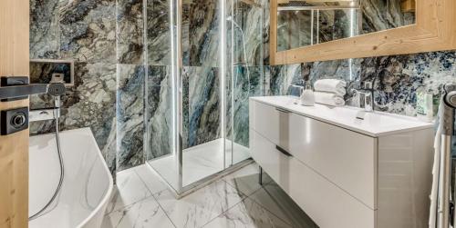 une salle de bain avec une douche, un lavabo et des toilettes dans l'établissement Résidence Le Palais Des Dodes - 4 Pièces pour 8 Personnes MAE-7651, à Champagny-en-Vanoise