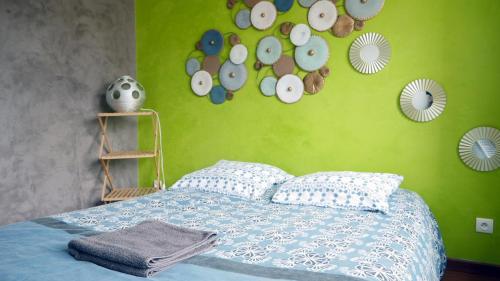 - une chambre avec un mur vert et un lit dans l'établissement Oparadi 