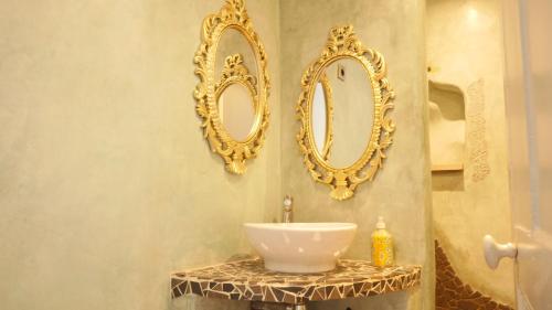 La salle de bains est pourvue de 2 miroirs et d'un lavabo. dans l'établissement Oparadi 