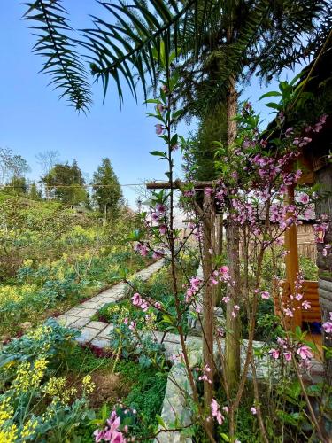 Κήπος έξω από το So H'mong Homestay