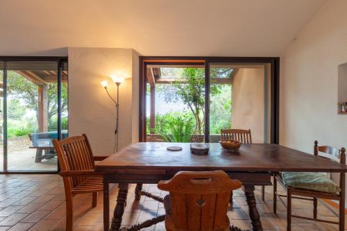 une salle à manger avec une table et des chaises en bois dans l'établissement Maison Cecile, à Carqueiranne