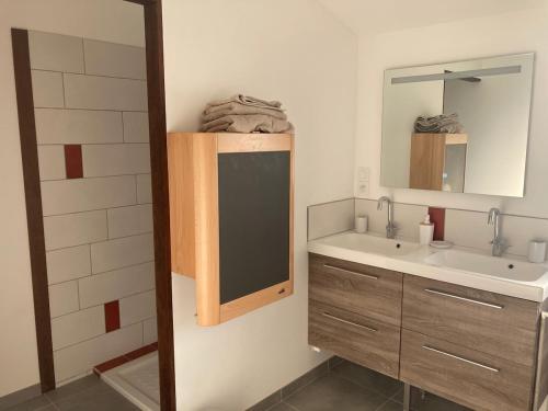 une salle de bain avec deux lavabos et un miroir dans l'établissement Logement indépendant dans belle maison de village, à Piégros-la-Clastre