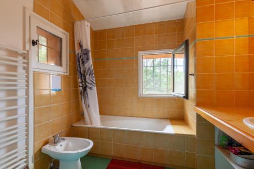 une salle de bain avec une baignoire, des toilettes et un lavabo dans l'établissement Maison Cecile, à Carqueiranne