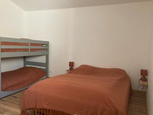 une chambre avec un lit et un lit superposé dans l'établissement Logement indépendant dans belle maison de village, à Piégros-la-Clastre