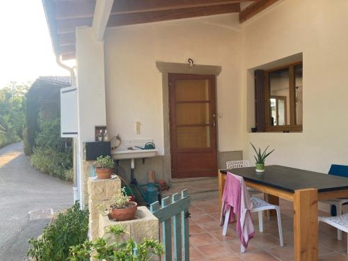 une maison avec une table et une salle à manger dans l'établissement Logement indépendant dans belle maison de village, à Piégros-la-Clastre