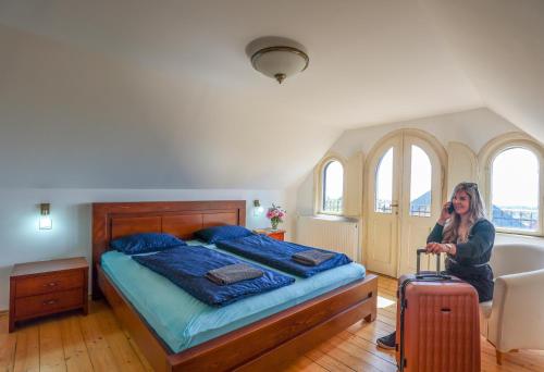 Ένα ή περισσότερα κρεβάτια σε δωμάτιο στο Lakeside Harmony Garden Villa