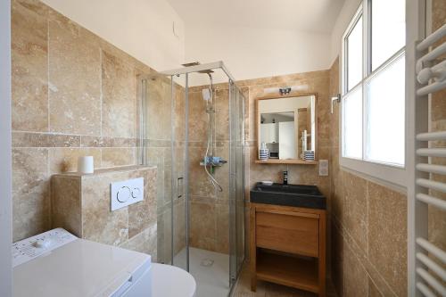 une salle de bain avec douche et lavabo dans l'établissement 766 Amoremi - New apartment, heart of village, à Saint-Martin-de-Ré