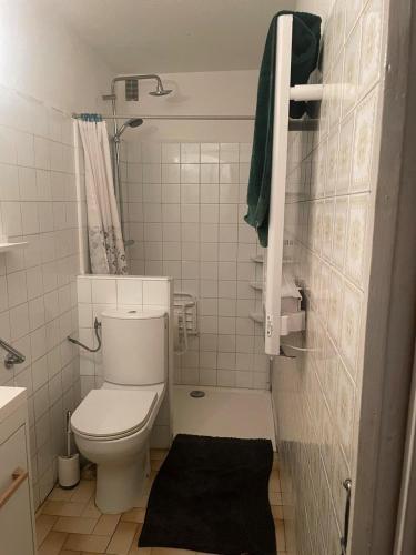 Koupelna v ubytování Chambre en bois dans une ancienne bâtisse