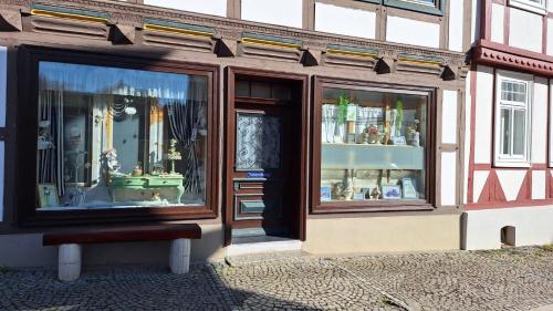 a store front with a large display window at Neuendorf 30 in Quedlinburg