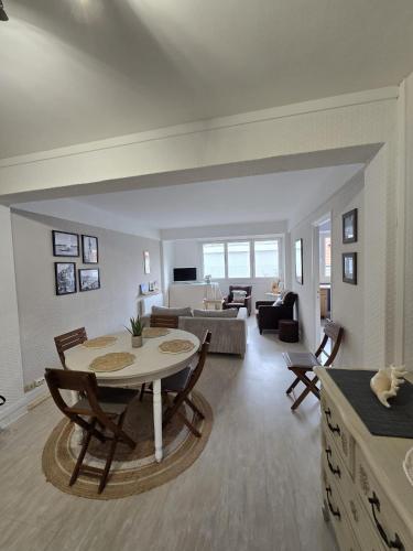 un salon avec une table et un canapé dans l'établissement Bel appartement plein centre à 200 M de la plage, à Le Touquet-Paris-Plage