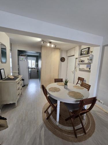 une cuisine et une salle à manger avec une table et des chaises dans l'établissement Bel appartement plein centre à 200 M de la plage, à Le Touquet-Paris-Plage