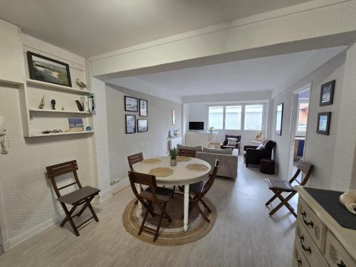 une cuisine et un salon avec une table et des chaises dans l'établissement Bel appartement plein centre à 200 M de la plage, à Le Touquet-Paris-Plage