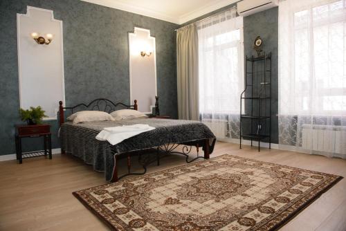オレンブルクにあるUsadba Hotelのベッドルーム1室(ベッド1台、ラグ付)
