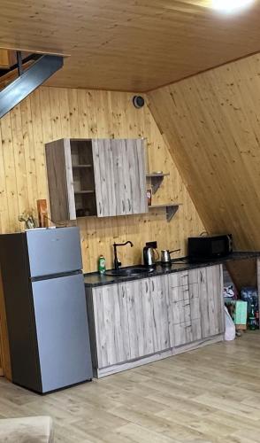 eine Küche mit Kühlschrank und Spüle in einem Zimmer in der Unterkunft Eco Villa in Yerevan