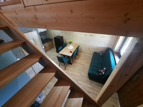 Una vista aérea de una habitación con una mesa y sillas. en Domki Forest 2, en Zwierzyniec