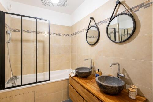 une salle de bain avec deux lavabos, une baignoire et un miroir dans l'établissement Stunning 3Bedroom Apartment with Garden in Prestigious Area I Eiffel Tower Within 15 Minutes' Drive, à Issy-les-Moulineaux