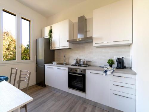 Η κουζίνα ή μικρή κουζίνα στο Triple room in Frassino Apartment