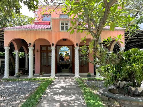 MiraNamin Nest LIRYO Suite in Unique Historic Home - Garden Access, Family Friendly, Shared Kitchenにある庭