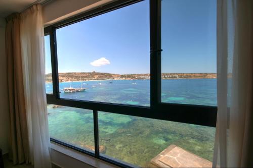 a window with a view of the ocean at Tunnara Penthouse in Is-Sellum